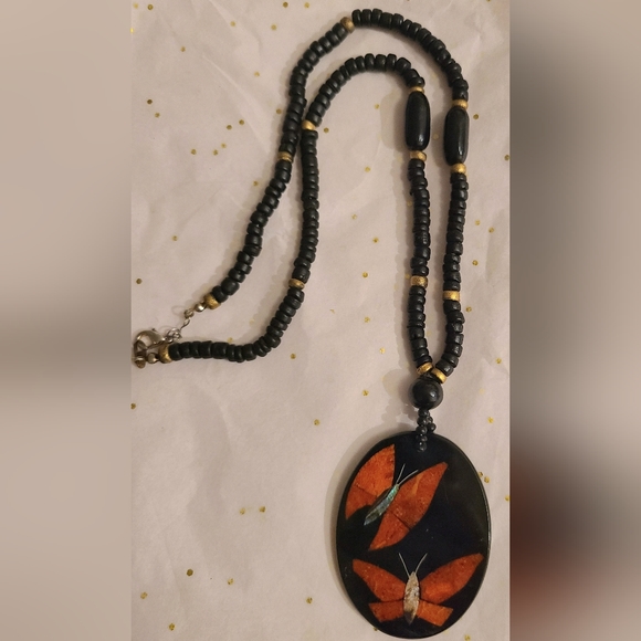 VINTAGE WOOD BEADED RESIN PENDANT BUTTERFLY MOTHER OF PEARL NECKLACE - Picture 1 of 16